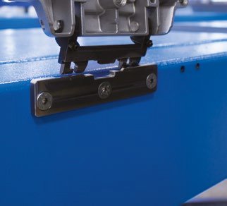 Система быстрого зацепления за поворотный подъемник для предупреждения повреждений при наличии препятствий при опускании.