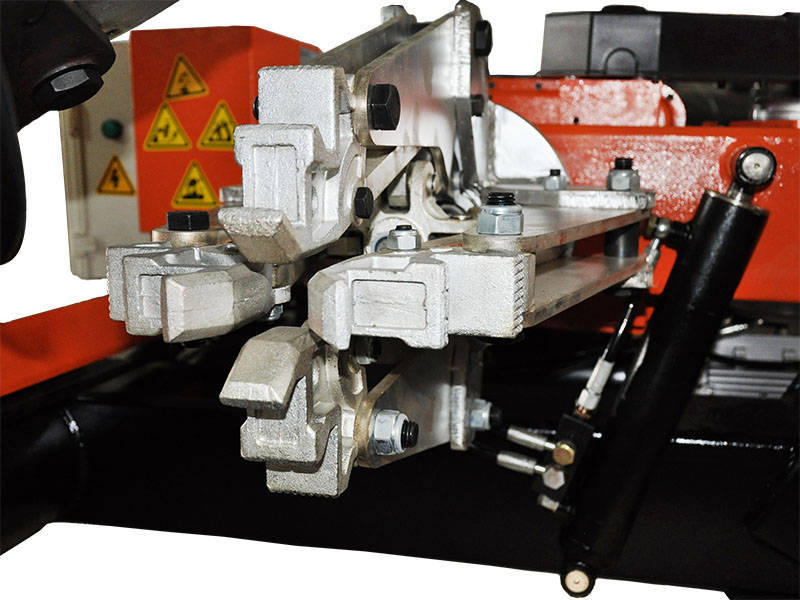 Четырехкулачковый зажим для надежной фиксации