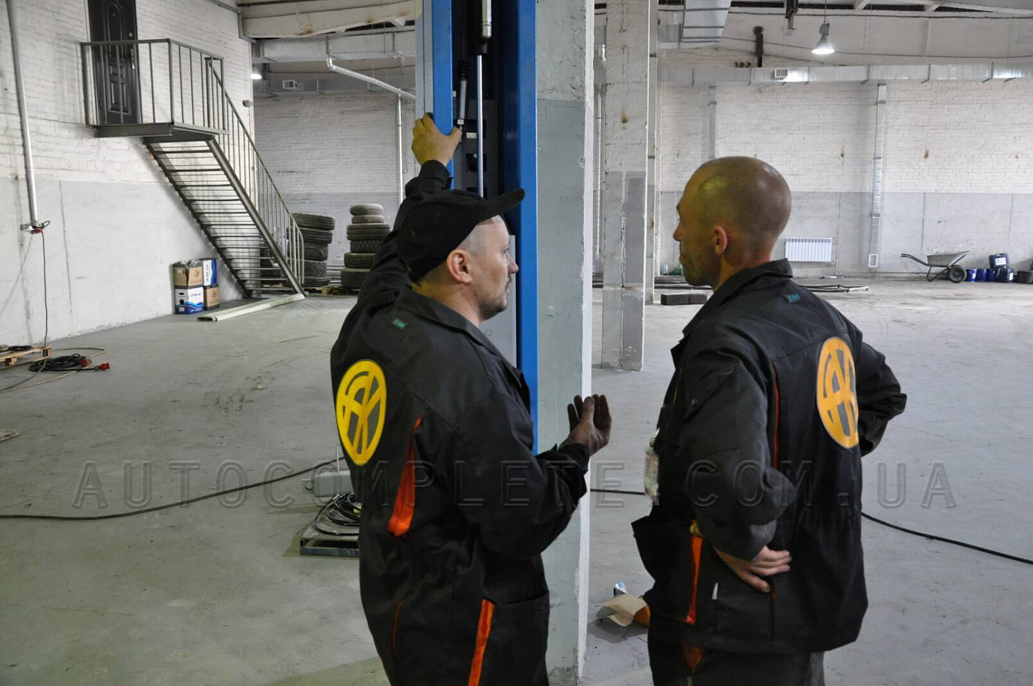 Монтаж двостійкового підйомника