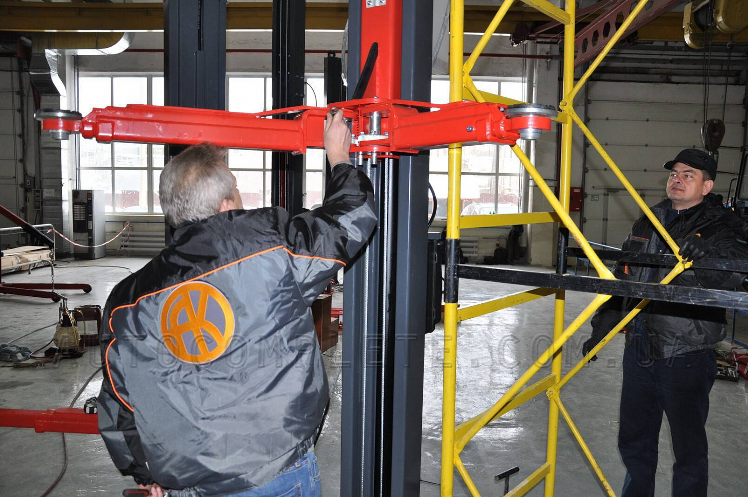 Монтаж двостійкового підйомника