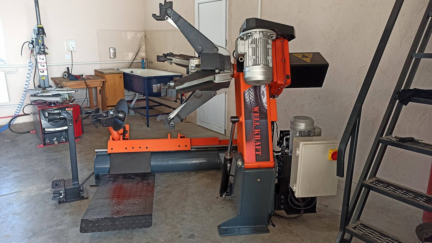 Шиномонтажний верстат Well Kraft 8970C 14-56" для вантажних автомобілів