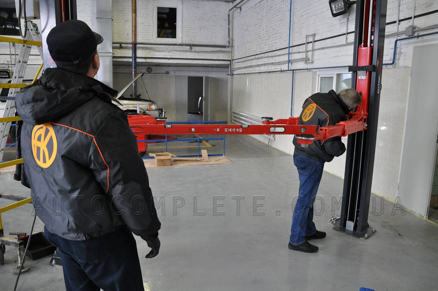 Монтаж двостійкового підйомника