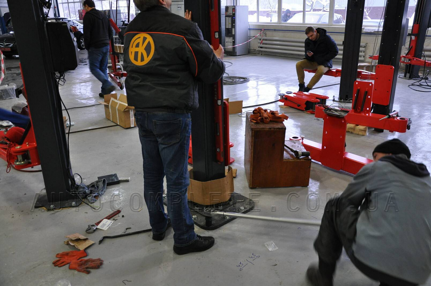 Монтаж двостійкового підйомника