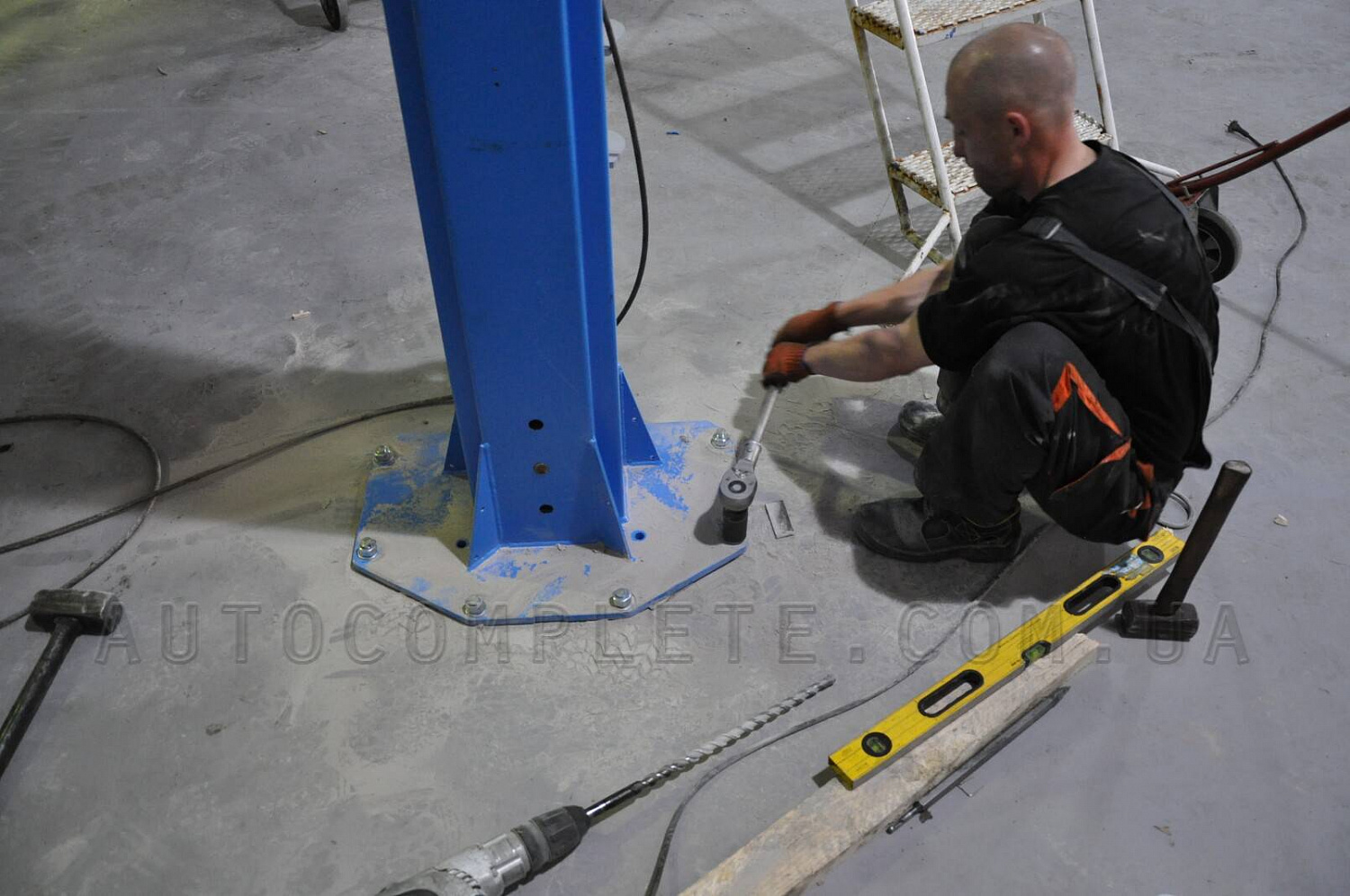 Монтаж двостійкового підйомника