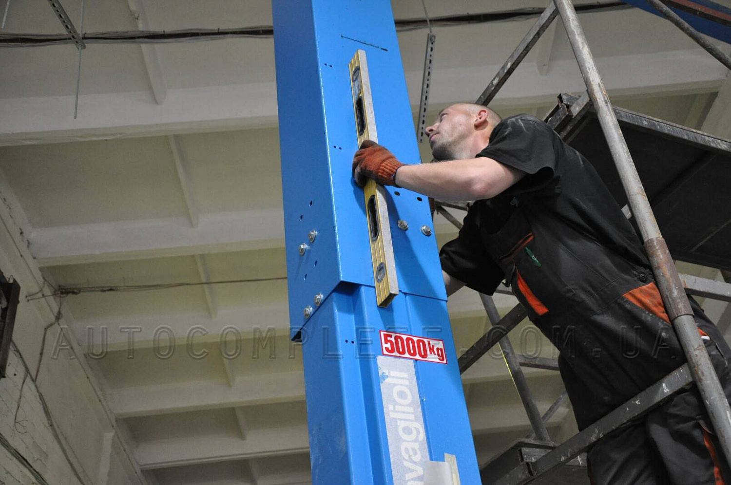 Монтаж двостійкового підйомника